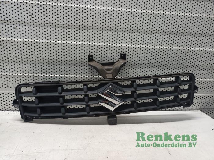Używane Grill Suzuki Splash 1.2 VVT 16V Cena € 50,00 Procedura marży oferowane przez Renkens Auto-Onderdelen B.V.