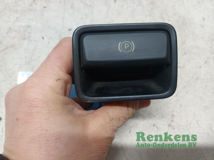 Używane Przelacznik hamulca postojowego Mercedes A (W176) 2.2 A-200 CDI, A-200d 16V 4-Matic Cena € 15,00 Procedura marży oferowane przez Renkens Auto-Onderdelen B.V.