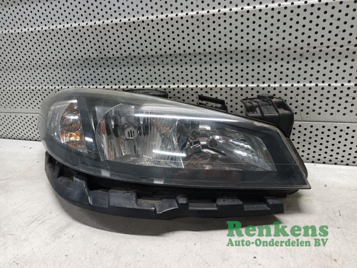 Używane Reflektor prawy Renault Laguna II (BG) 1.6 16V Cena € 50,00 Procedura marży oferowane przez Renkens Auto-Onderdelen B.V.