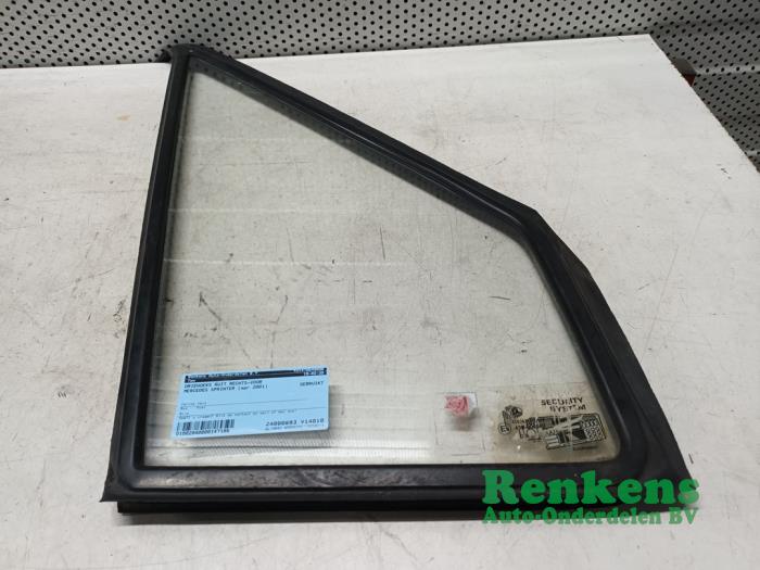 Usados Ventanilla triangular derecha delante Mercedes Sprinter 2t (901/902) 208 CDI 16V Precio € 30,00 Norma de margen ofrecido por Renkens Auto-Onderdelen B.V.