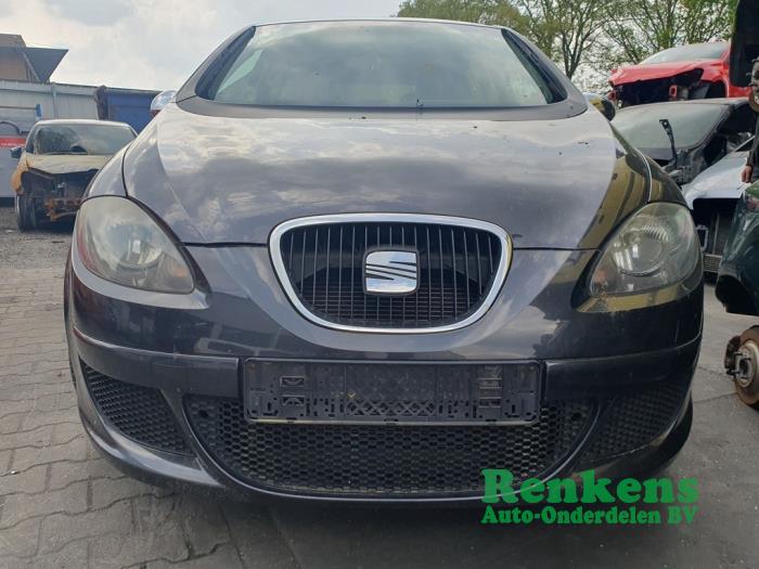 Front bumper from a Seat Altea (5P1) 2.0 FSI 16V 2005