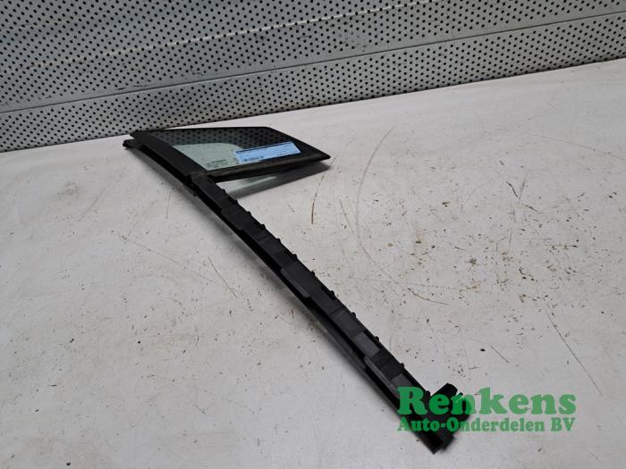Usados Ventanilla triangular derecha delante Renault Captur I (2R) 1.2 TCE 16V EDC Precio € 35,00 Norma de margen ofrecido por Renkens Auto-Onderdelen B.V.