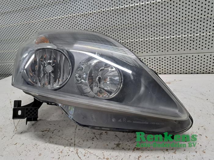 Używane Reflektor prawy Opel Astra H (L48) 1.6 16V Twinport Cena € 75,00 Procedura marży oferowane przez Renkens Auto-Onderdelen B.V.