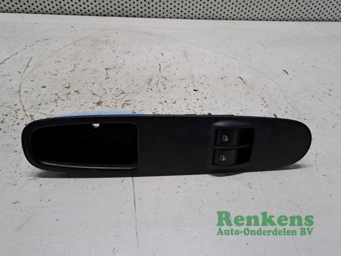 Usados Interruptor de ventanilla eléctrica Lancia Ypsilon (312) 1.2 Bi-Fuel Precio € 30,00 Norma de margen ofrecido por Renkens Auto-Onderdelen B.V.