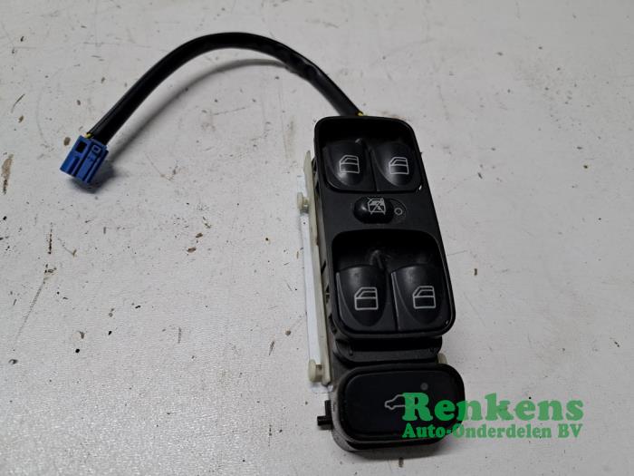 Usados Interruptor de ventanilla eléctrica Mercedes C (W203) 1.8 C-180K 16V Precio € 30,00 Norma de margen ofrecido por Renkens Auto-Onderdelen B.V.