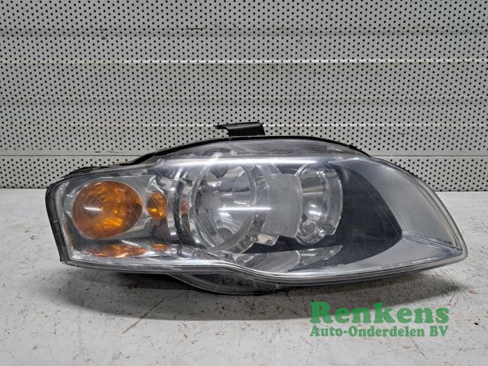 Używane Reflektor prawy Audi A4 Avant (B7) 2.0 20V Cena € 75,00 Procedura marży oferowane przez Renkens Auto-Onderdelen B.V.