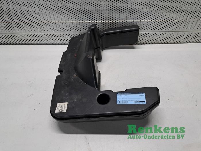 Używane Subwoofer Audi S5 Sportback (8TA) S5 3.0 TFSI V6 32V Cena € 85,00 Procedura marży oferowane przez Renkens Auto-Onderdelen B.V.