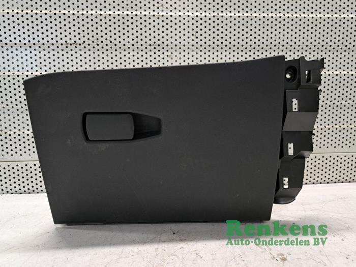 Begagnade Handskfack BMW 1 serie (F40) 116d 1.5 12V TwinPower Pris € 75,00 Marginaltabell erbjuds av Renkens Auto-Onderdelen B.V.