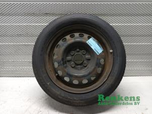 Gebrauchte Felge + Reifen Peugeot 107 1.0 12V Preis € 40,00 Margenregelung angeboten von Renkens Auto-Onderdelen B.V.