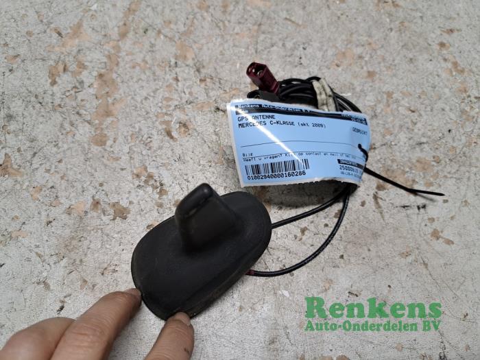 Używane Antena GPS Mercedes C Estate (S204) 3.0 C-320 CDI V6 24V 4-Matic Cena € 50,00 Procedura marży oferowane przez Renkens Auto-Onderdelen B.V.