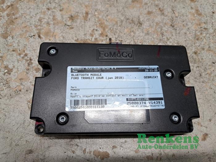 Używane Modul Bluetooth Ford Transit Courier 1.5 TDCi 75 Cena € 50,00 Procedura marży oferowane przez Renkens Auto-Onderdelen B.V.