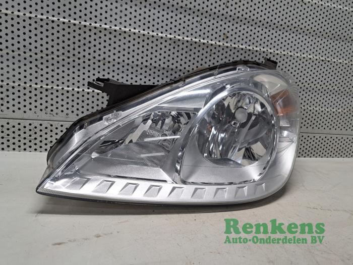 Używane Reflektor lewy Mercedes A (W169) 1.5 A-160 Cena € 100,00 Procedura marży oferowane przez Renkens Auto-Onderdelen B.V.