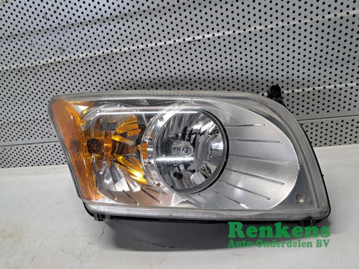 Używane Reflektor prawy Dodge Caliber Cena € 75,00 Procedura marży oferowane przez Renkens Auto-Onderdelen B.V.