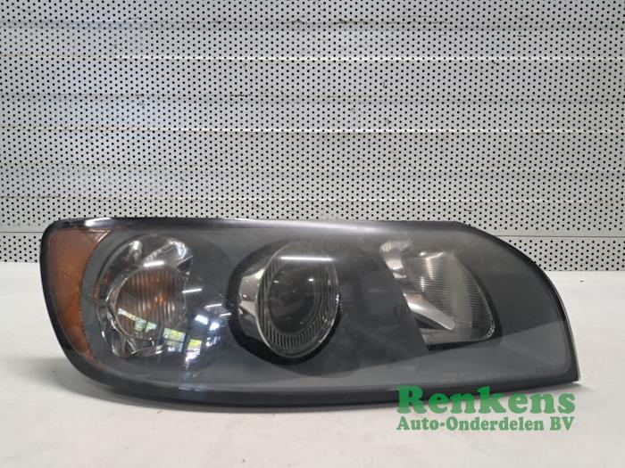 Używane Reflektor prawy Volvo V50 (MW) 2.4 20V Cena € 45,00 Procedura marży oferowane przez Renkens Auto-Onderdelen B.V.