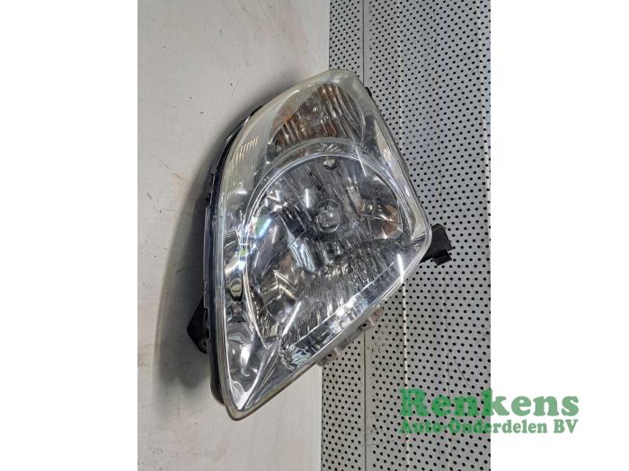 Używane Reflektor lewy Suzuki Swift (ZA/ZC/ZD1/2/3/9) 1.3 VVT 16V Cena € 40,00 Procedura marży oferowane przez Renkens Auto-Onderdelen B.V.