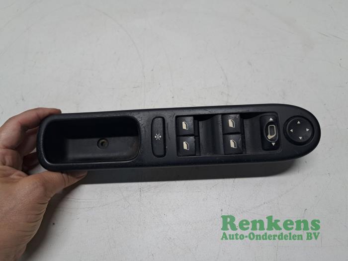 Usados Interruptor de ventanilla eléctrica Peugeot 307 Break (3E) 1.4 16V Precio € 20,00 Norma de margen ofrecido por Renkens Auto-Onderdelen B.V.