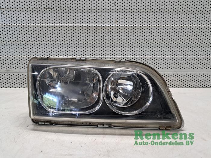 Używane Reflektor prawy Volvo V40 (VW) 1.8 16V Cena € 30,00 Procedura marży oferowane przez Renkens Auto-Onderdelen B.V.
