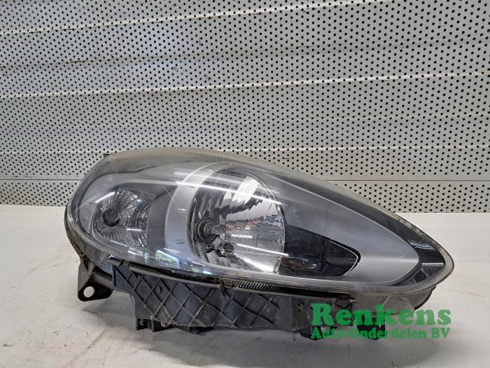 Używane Reflektor prawy Fiat Punto III (199) 0.9 TwinAir Bifuel Cena € 50,00 Procedura marży oferowane przez Renkens Auto-Onderdelen B.V.