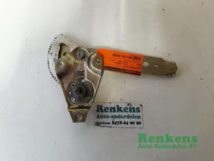 Używane Mechanizm szyby prawej tylnej wersja 4-drzwiowa Opel Kadett Cena € 20,00 Procedura marży oferowane przez Renkens Auto-Onderdelen B.V.