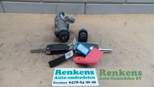 Usagé Kit serrure cylindre (complet) Volkswagen Polo IV (9N1/2/3) 1.4 16V Prix € 50,00 Règlement à la marge proposé par Renkens Auto-Onderdelen B.V.