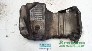 Usagé Couvercle carter Renault Megane (EA) 1.6i Prix € 30,00 Règlement à la marge proposé par Renkens Auto-Onderdelen B.V.
