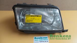 Używane Reflektor prawy Audi 100 Cena € 25,00 Procedura marży oferowane przez Renkens Auto-Onderdelen B.V.