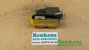 Używane Mechanizm blokady drzwi prawych wersja 2-drzwiowa Renault R19 Cena € 20,00 Procedura marży oferowane przez Renkens Auto-Onderdelen B.V.