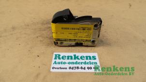 Used Door lock mechanism 2-door, right Renault Clio Price € 25,00 Margin scheme offered by Renkens Auto-Onderdelen B.V.