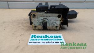 Używane Mechanizm blokady drzwi lewych wersja 2-drzwiowa Renault Clio Cena € 20,00 Procedura marży oferowane przez Renkens Auto-Onderdelen B.V.