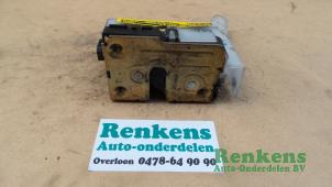 Gebrauchte Türschlossmechanik 4-türig links hinten Renault Megane Scenic Preis € 20,00 Margenregelung angeboten von Renkens Auto-Onderdelen B.V.