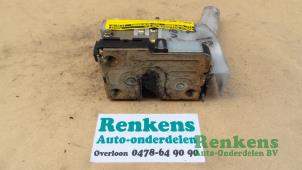 Gebrauchte Türschlossmechanik 4-türig links hinten Renault Megane Scenic Preis € 20,00 Margenregelung angeboten von Renkens Auto-Onderdelen B.V.