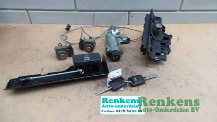 Gebrauchte Schlossset Audi A3 (8L1) 1.8 20V Preis € 100,00 Margenregelung angeboten von Renkens Auto-Onderdelen B.V.