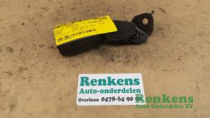 Usados Lengüeta de cinturón de seguridad centro detrás Renault Twingo II (CN) 1.2 16V Precio € 15,00 Norma de margen ofrecido por Renkens Auto-Onderdelen B.V.