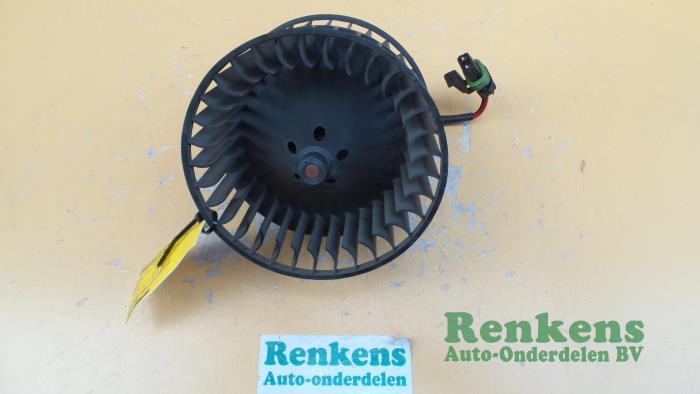 Heating and ventilation fan motor from a Renault Espace (JE) 3.0i V6 24V 2001