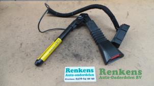 Used Seatbelt tensioner, left Opel Meriva 1.4 16V Twinport Price € 30,00 Margin scheme offered by Renkens Auto-Onderdelen B.V.