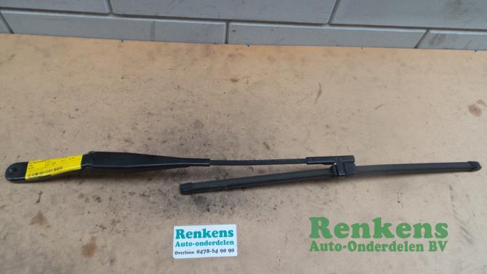 Front wiper arm from a Opel Astra H SW (L35) 1.6 16V Twinport 2005