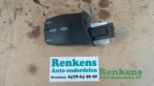 Gebrauchte Radiobedienfeld Ford Focus 2 1.6 TDCi 16V 110 Preis € 10,00 Margenregelung angeboten von Renkens Auto-Onderdelen B.V.