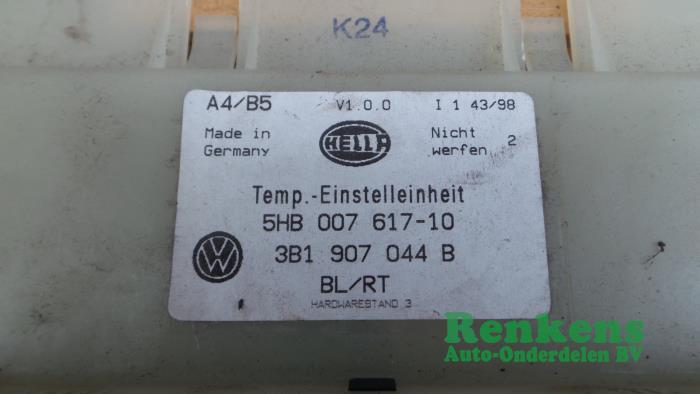 Heater control panel from a Volkswagen Bora (1J2) 2.3 V5 2000