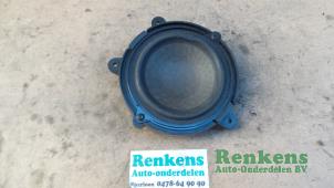 Usagé Haut-parleur Renault Twingo II (CN) 1.2 16V Prix € 15,00 Règlement à la marge proposé par Renkens Auto-Onderdelen B.V.