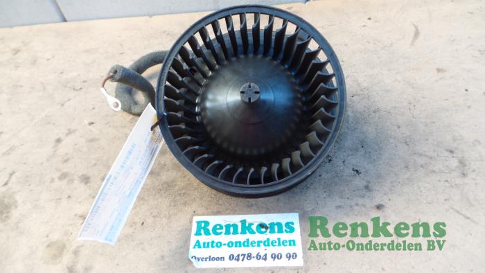Heating and ventilation fan motor from a Volkswagen Polo III (6N1) 1.3i 55 1995