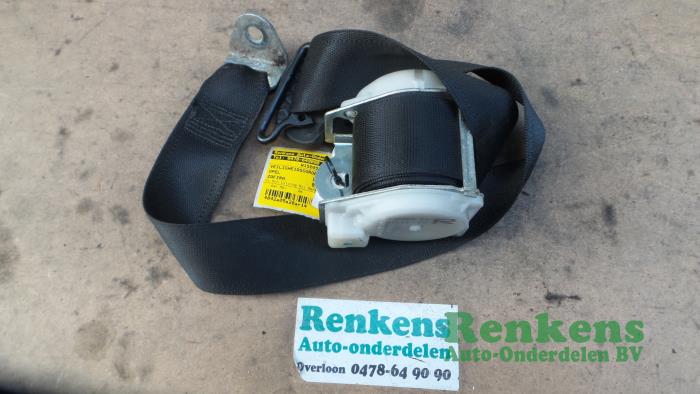 Rear seatbelt, right from a Opel Zafira (F75) 2.0 DI 16V 2000