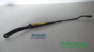 Used Front wiper arm Peugeot 307 SW (3H) 2.0 HDi 110 FAP Price € 15,00 Margin scheme offered by Renkens Auto-Onderdelen B.V.