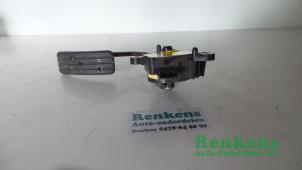 Used Accelerator pedal Renault Clio III (BR/CR) 1.2 16V 65 Price € 35,00 Margin scheme offered by Renkens Auto-Onderdelen B.V.