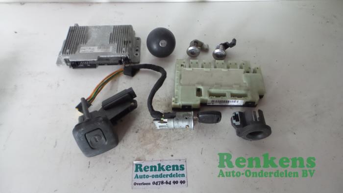 Used Engine management computer Renault Clio II (BB/CB) 1.4 Price € 150,00 Margin scheme offered by Renkens Auto-Onderdelen B.V.