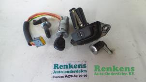 Gebrauchte Schlossset Zylinder (komplett) Renault Megane Break/Grandtour (KA) 1.6 16V RXE,RXT Preis € 60,00 Margenregelung angeboten von Renkens Auto-Onderdelen B.V.
