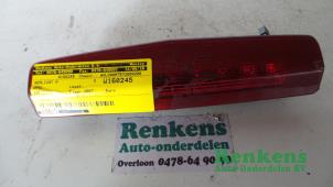 Używane Dodatkowe swiatlo stopu srodek Opel Zafira (M75) 2.2 16V Direct Ecotec Cena € 20,00 Procedura marży oferowane przez Renkens Auto-Onderdelen B.V.