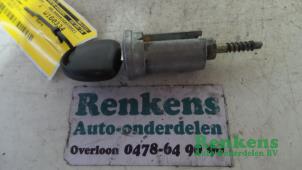 Usagé Serrure de contact + clé Opel Astra F (53B) 1.8i 16V Prix € 20,00 Règlement à la marge proposé par Renkens Auto-Onderdelen B.V.