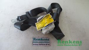 Używane Pas bezpieczenstwa srodkowy tyl Renault Clio III (BR/CR) 1.2 16V 75 Cena € 35,00 Procedura marży oferowane przez Renkens Auto-Onderdelen B.V.