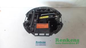 Usagé Kit d'outils Renault Modus/Grand Modus (JP) 1.2 16V Prix € 25,00 Règlement à la marge proposé par Renkens Auto-Onderdelen B.V.