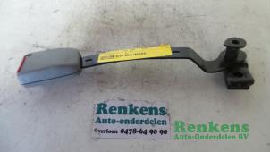 Usagé Insertion ceinture de sécurité avant droite Volkswagen Bora (1J2) 2.0 Prix € 15,00 Règlement à la marge proposé par Renkens Auto-Onderdelen B.V.